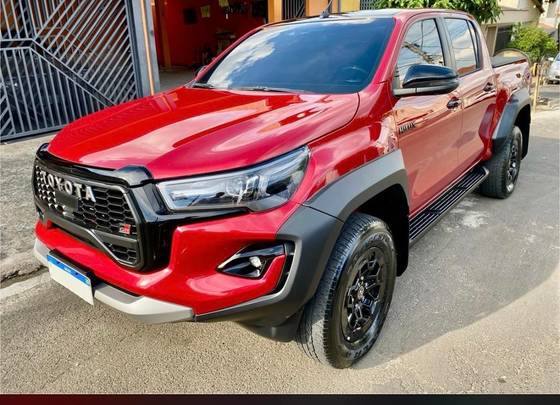 TOYOTA HILUX 2.8 D-4D TURBO DIESEL CD GR-S 4X4 AUTOMÁTICO